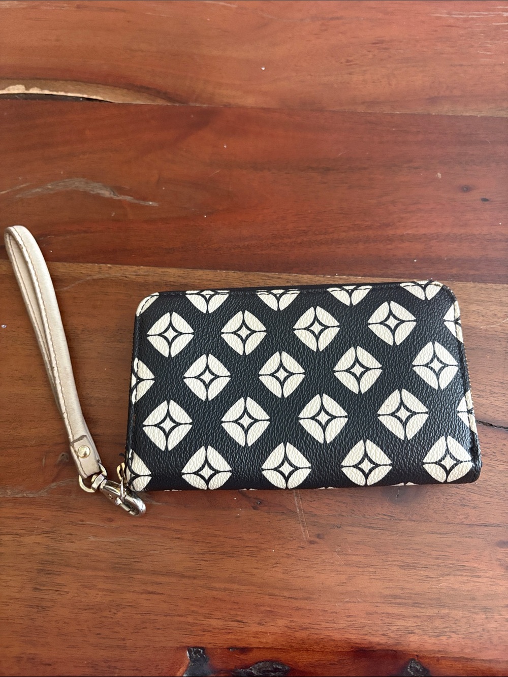 Fossil Black & Cream Patterned Wristlet Wallet